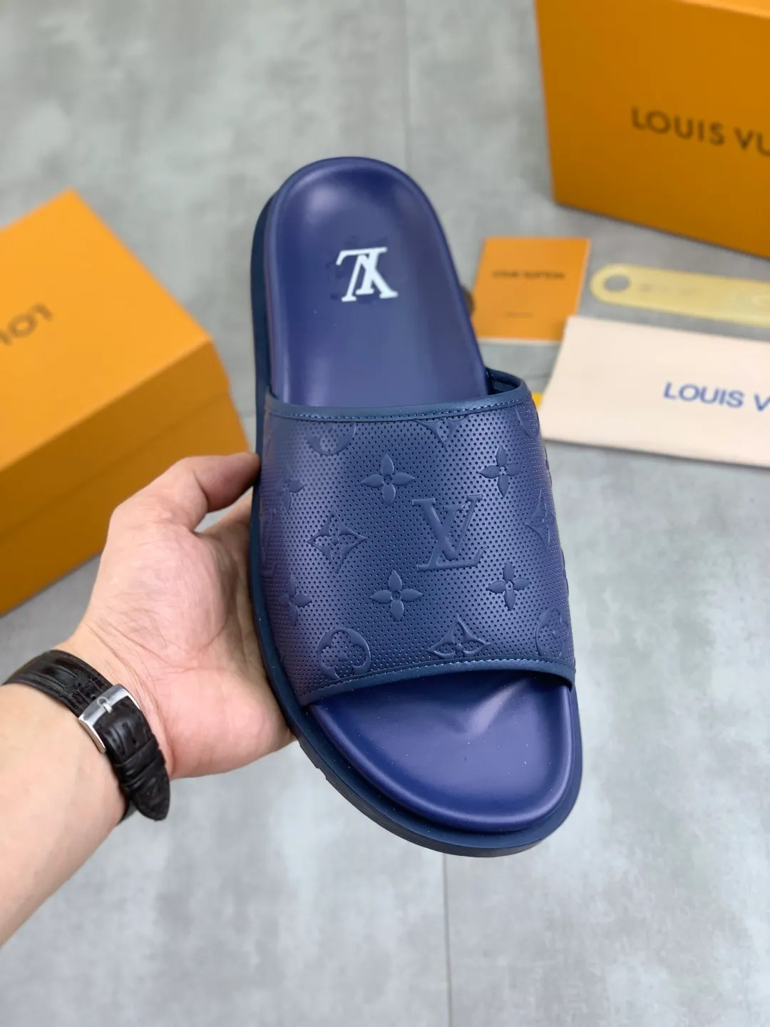 Men's shoes 💰P300💰【New style】🆘 Original quality 【LOUIS VUITTON】The popular Louis Vuitton LV men's slippers on the official website are on sale simultaneously! Original fabric imported from Italy, original factory special supply, code number: 38-44 (45 customized), many colors available